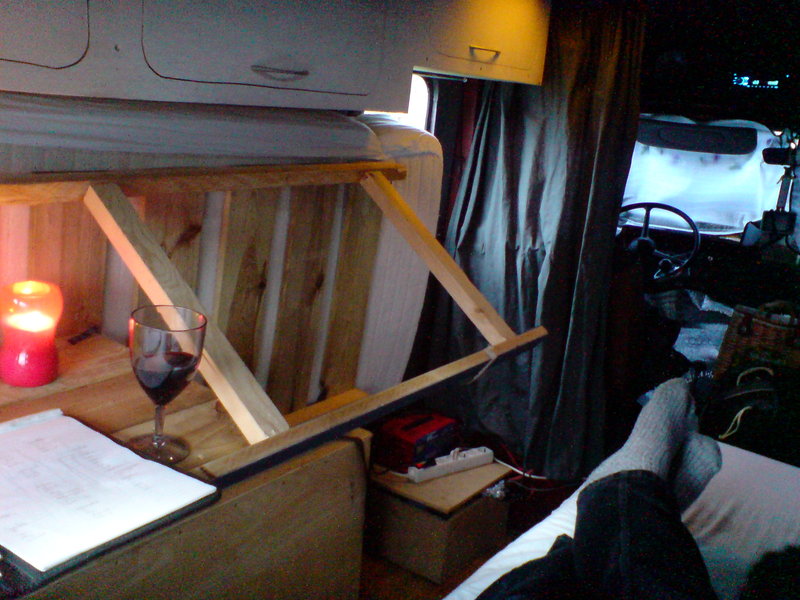 In je eentje kun je ook lekker op het bed zitten met een muziekje en een kaarsje en een glaasje :D (Paasmeeting HY Team 2010)