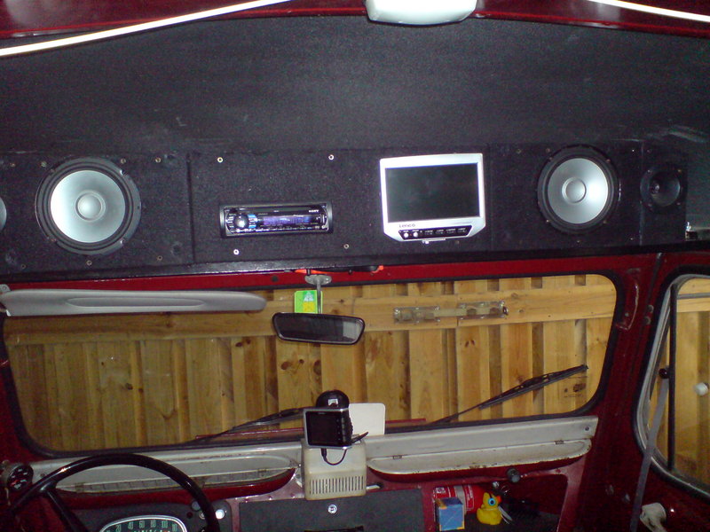 De cockpit, met normale autoradio en een schermpje voor de achteruitrijcamera. Tevens navigatiesysteempje (simpel van de Aldi, loopt wat achter (2006))