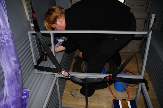 Coplete beeld op de gordels aan de bank.