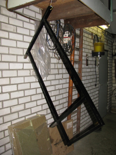 Ondertussen hangt het frame van de rugleuning te drogen.
