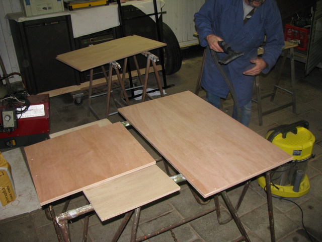 Bankje, tafel en de zitkist die achterin komt worden donker gelakt, de rest van de bus wordt white-wash gelakt.