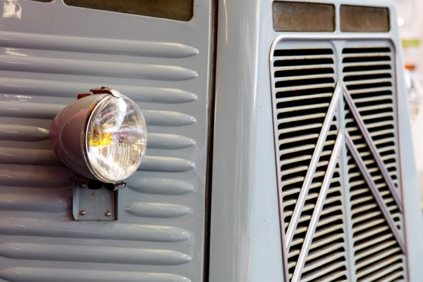 koplamp met parkeerlichtje bovenop, oude chevrons ...