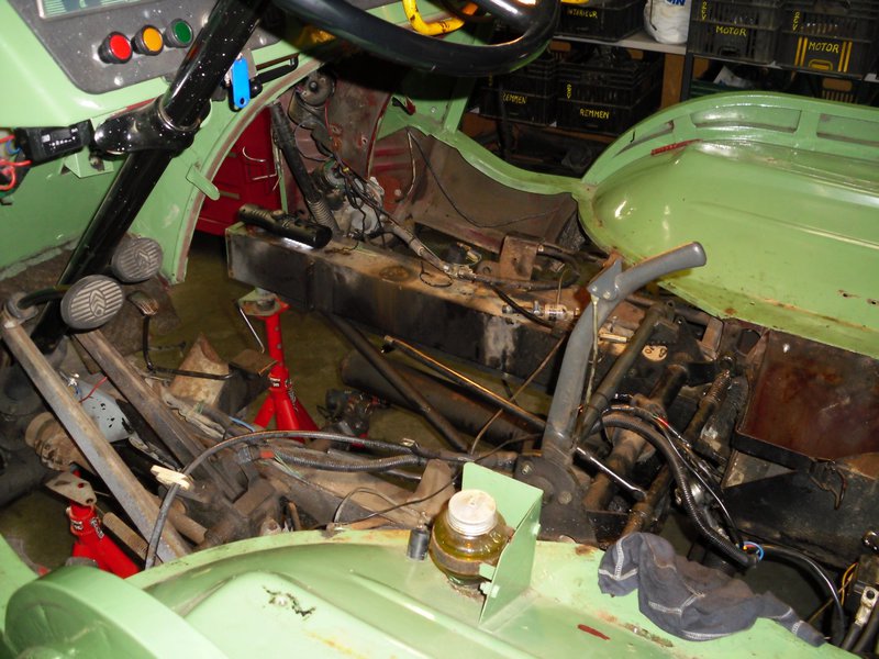 Cochon 2016 3 uitbouw motor en versnellingsbak (16) (Large).JPG