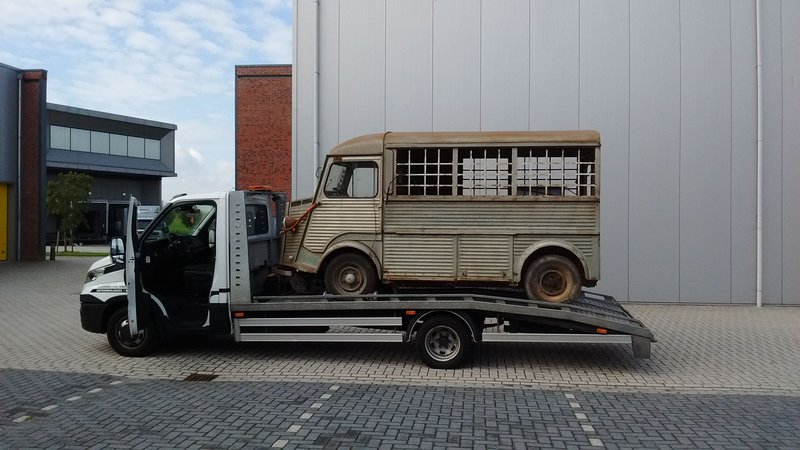 HY ophalen uit de stalling met de oprijwagen
