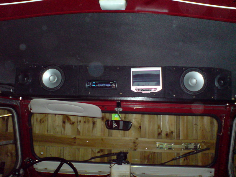 vlnr: bassgat, tweeter, midrange, autoradio-met-cd-en-usb, scherm voor achteruitrijcamera, midrange, tweeter, bassgat :)