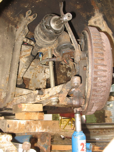 Met een stevige stang worden beide triangels naar elkaar getrokken, om de onderste fusee los te krijgen. De krick onder die fuseepen helpt daarbij. Toch was ook de brander nog nodig!